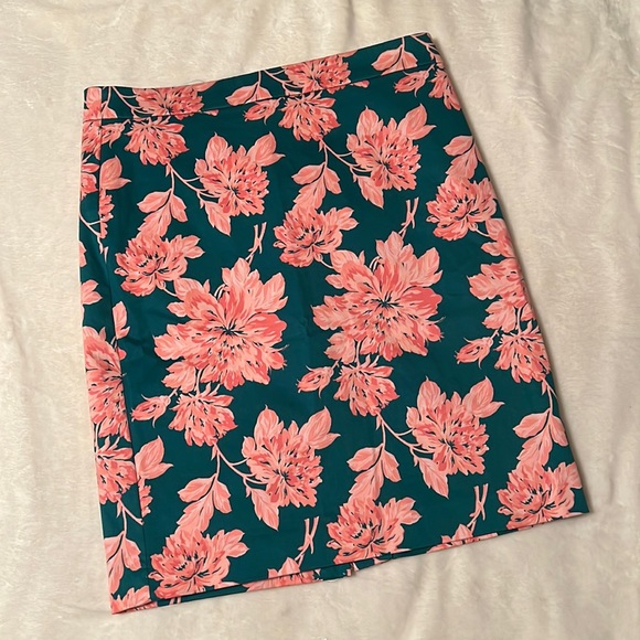 J. Crew Dresses & Skirts - J. Crew Women’s Green and Pink Floral Size 4 Skirt NWT